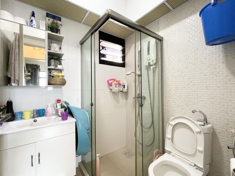 996B Buangkok Crescent HDB Flat For Sale at S$ 685,000 | PropertyGuru Singapore - Bathroom