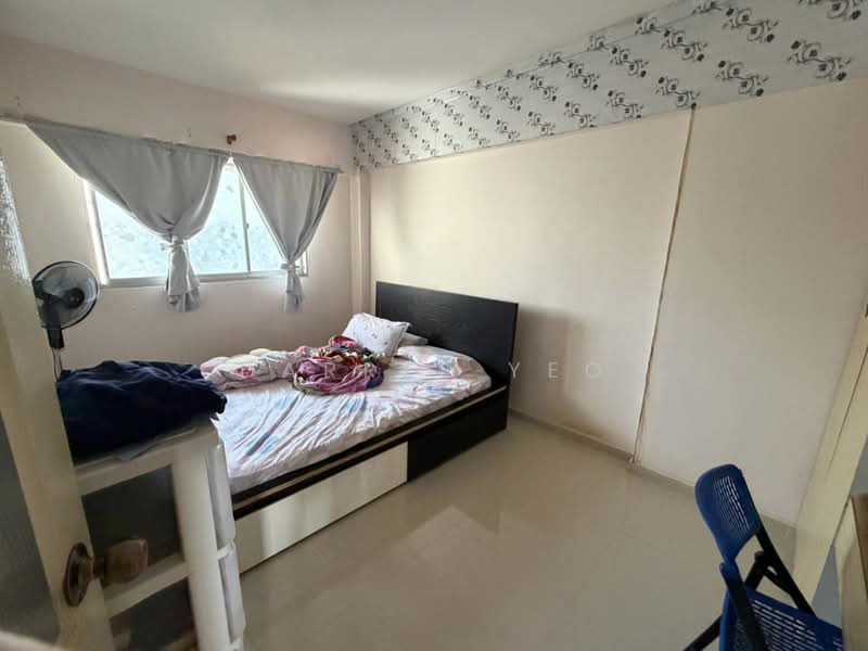 436 Woodlands Street 41 HDB Flat For Sale at S$ 500,000 | PropertyGuru Singapore - Common Bedroom