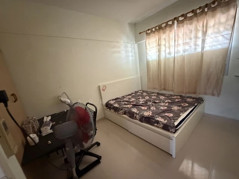 436 Woodlands Street 41 HDB Flat For Sale at S$ 500,000 | PropertyGuru Singapore - Common Bedroom