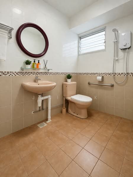 458 Ang Mo Kio Avenue 10 HDB Flat For Sale at S$ 749,000 | PropertyGuru Singapore - Bathroom