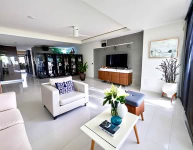 For Sale - BRENDA ZEE ✧ 945O9938 ✧ Freehold Inter-Terrace in prime location