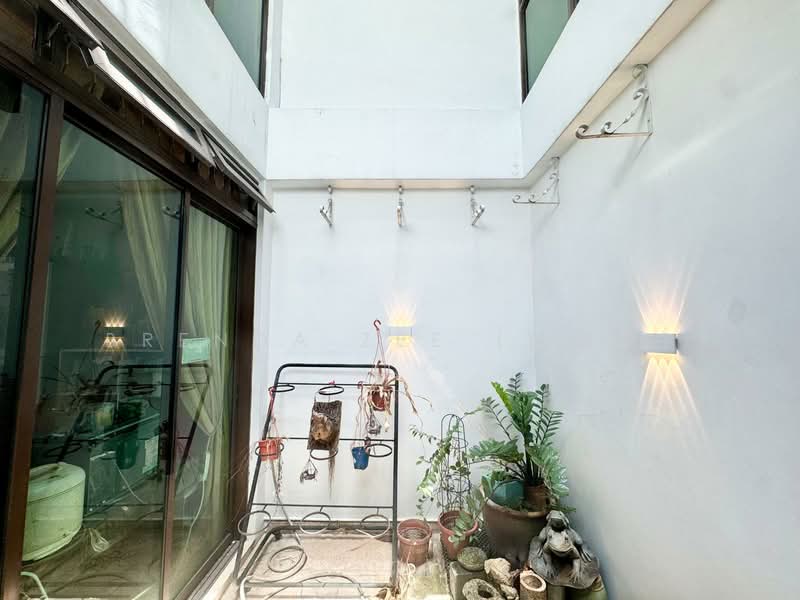 BRENDA ZEE ✧ 945O9938 ✧ Freehold Inter-Terrace in prime location Terraced House For Sale at S$ 4,799,999 | PropertyGuru Singapore - Interior