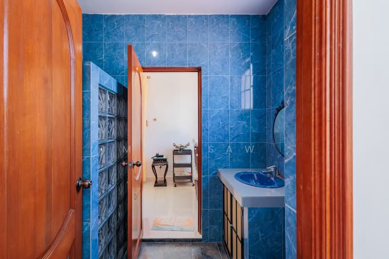 Thomson Hill Estate Semi-Detached House For Sale at S$ 6,200,000 | PropertyGuru Singapore - Bathroom