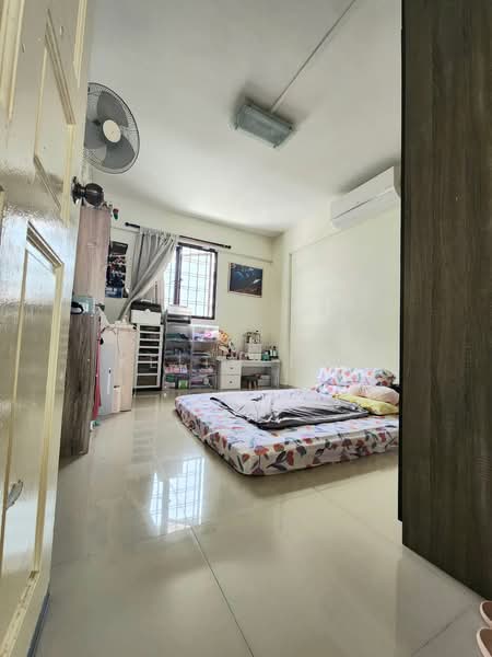 124 Yishun Street 11 HDB Flat For Sale at S$ 520,000 | PropertyGuru Singapore - Bedroom
