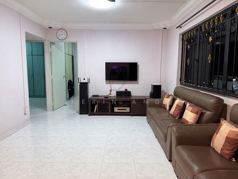 352 Ang Mo Kio Street 32 HDB Flat For Sale at S$ 855,000 | PropertyGuru Singapore - Living Room