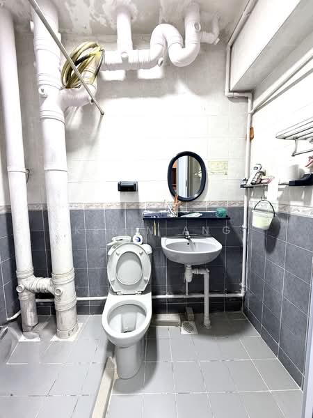 352 Ang Mo Kio Street 32 HDB Flat For Sale at S$ 855,000 | PropertyGuru Singapore - Bathroom
