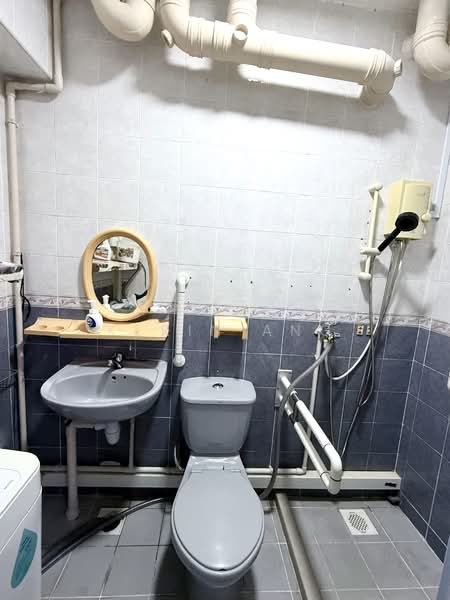 352 Ang Mo Kio Street 32 HDB Flat For Sale at S$ 855,000 | PropertyGuru Singapore - Bathroom