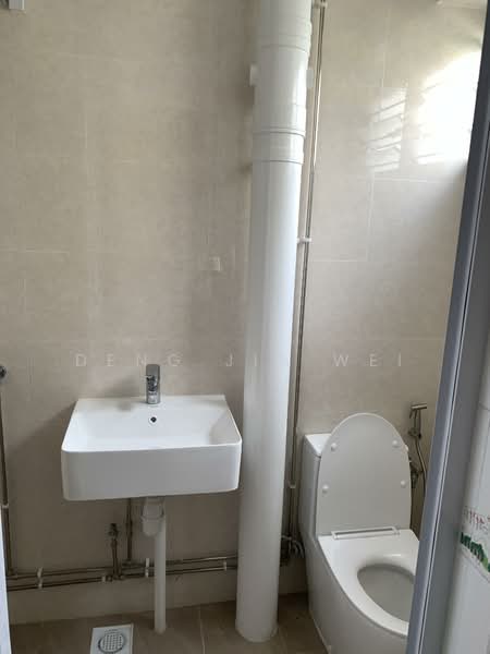 406 Fajar Road, 406 Fajar Road, 3 Bedrooms, 1,117 sqft, HDB Flat For Rent, by Deng Jia Wei, 500090088 - Bathroom - PropertyGuru.com.sg