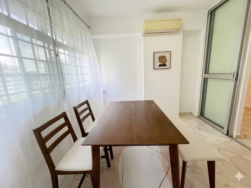 352 Woodlands Avenue 1 HDB Flat For Sale at S$ 720,000 | PropertyGuru Singapore - Dining Room