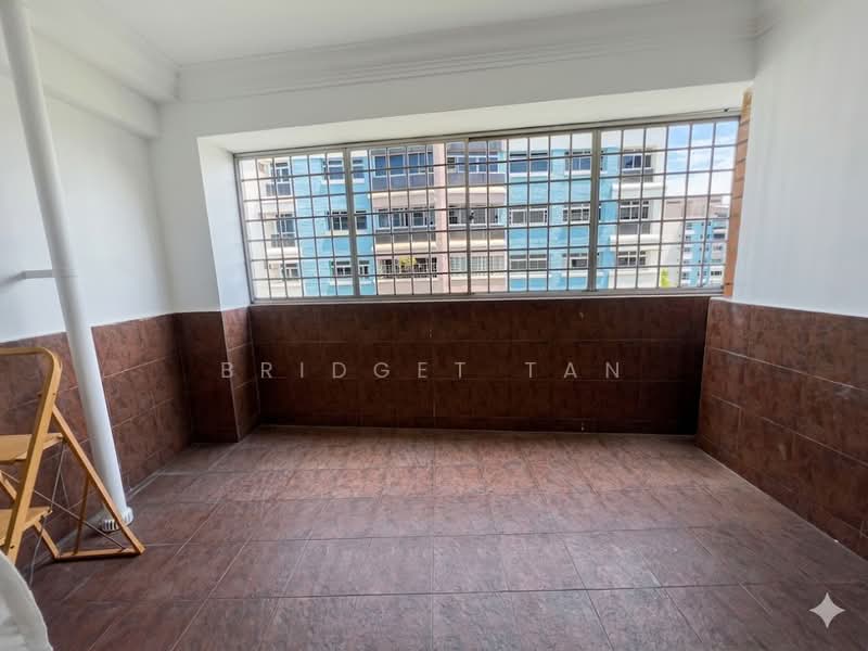 352 Woodlands Avenue 1 HDB Flat For Sale at S$ 720,000 | PropertyGuru Singapore - Balcony