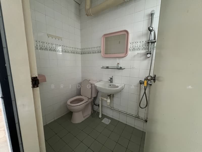 352 Woodlands Avenue 1 HDB Flat For Sale at S$ 720,000 | PropertyGuru Singapore - Bathroom