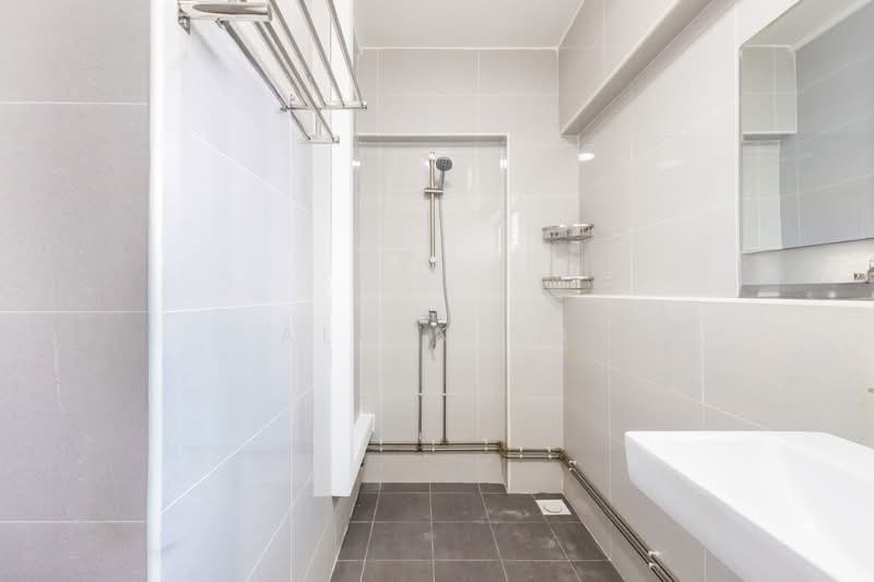 101 Pasir Ris Street 12 HDB Flat For Sale at S$ 1,048,888 | PropertyGuru Singapore - Bathroom