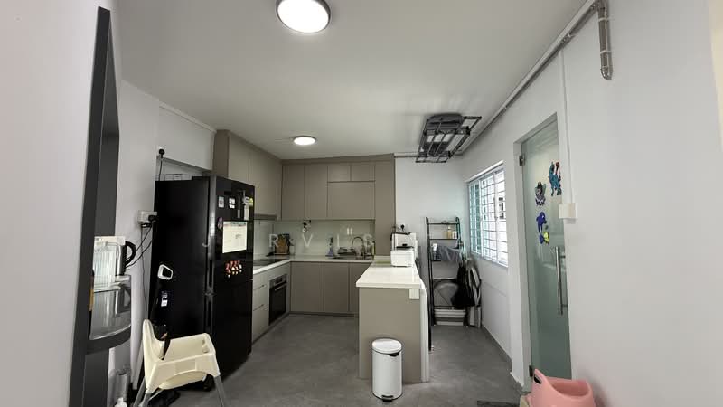 204 Bukit Batok Street 21 HDB Flat For Sale at S$ 688,000 | PropertyGuru Singapore - Kitchen