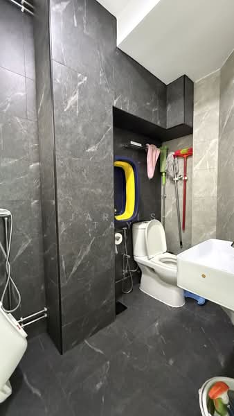 204 Bukit Batok Street 21 HDB Flat For Sale at S$ 688,000 | PropertyGuru Singapore - Bathroom