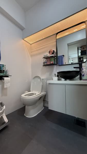 204 Bukit Batok Street 21 HDB Flat For Sale at S$ 688,000 | PropertyGuru Singapore - Master Bedroom Bathroom