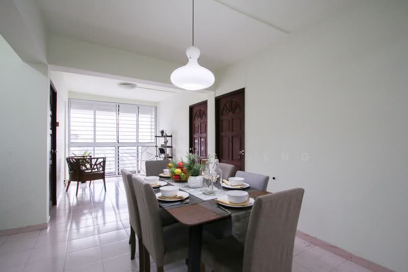218 Lorong 8 Toa Payoh HDB Flat For Sale at S$ 738,000 | PropertyGuru Singapore - Dining Room