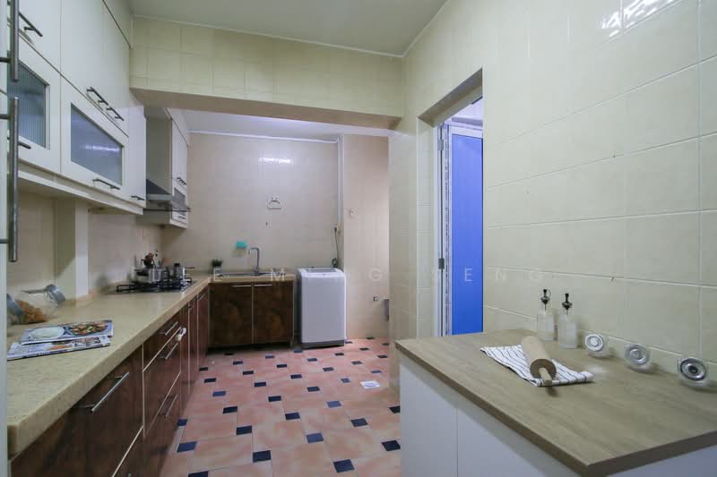 218 Lorong 8 Toa Payoh HDB Flat For Sale at S$ 738,000 | PropertyGuru Singapore - Kitchen