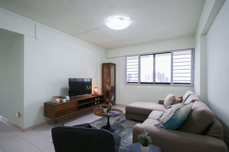 218 Lorong 8 Toa Payoh HDB Flat For Sale at S$ 738,000 | PropertyGuru Singapore - Living Room