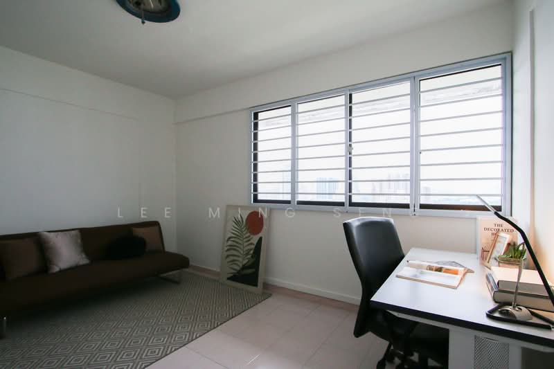 218 Lorong 8 Toa Payoh HDB Flat For Sale at S$ 738,000 | PropertyGuru Singapore - Study