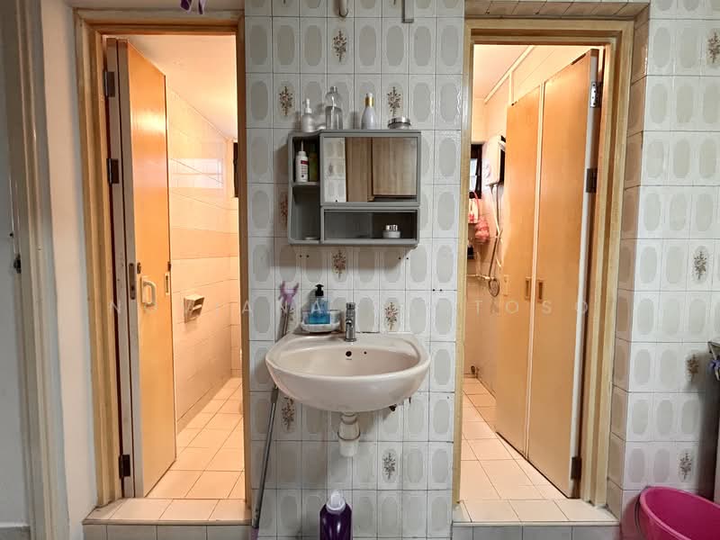 27 New Upper Changi Road HDB Flat For Sale at S$ 488,000 | PropertyGuru Singapore - Bathroom