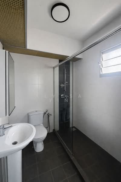 815B Choa Chu Kang Avenue 7 HDB Flat For Sale at S$ 688,000 | PropertyGuru Singapore - Bathroom