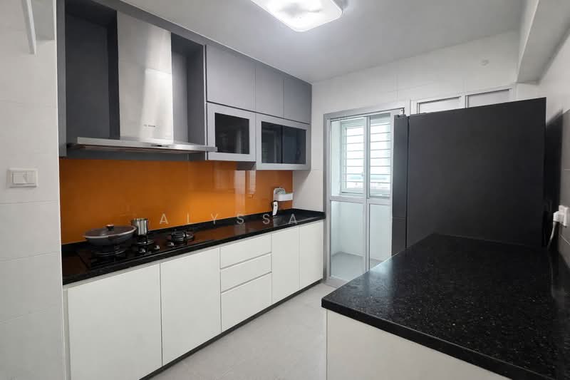 815B Choa Chu Kang Avenue 7 HDB Flat For Sale at S$ 688,000 | PropertyGuru Singapore - Kitchen