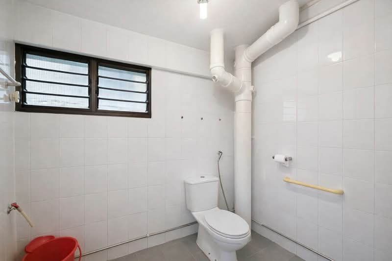 511 Bukit Batok Street 52 HDB Flat For Sale at S$ 488,000 | PropertyGuru Singapore - Common Bathroom
