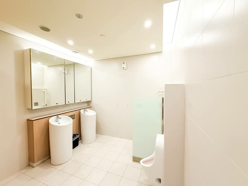 SBF Center, 160 Robinson Road, 3,000 sqft, Office For Rent, by Regan Lim 林鉦桀, 500090251 - Bathroom - CommercialGuru.com.sg