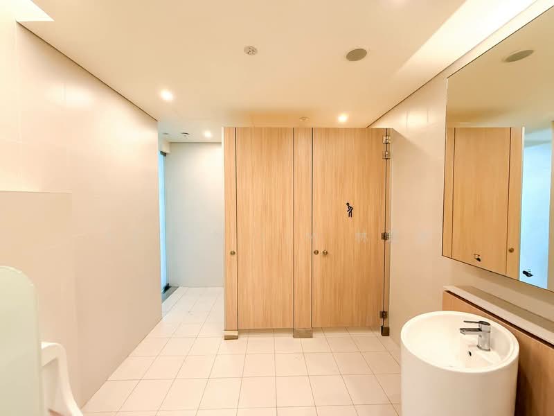 SBF Center, 160 Robinson Road, 3,000 sqft, Office For Rent, by Regan Lim 林鉦桀, 500090251 - Bathroom - CommercialGuru.com.sg