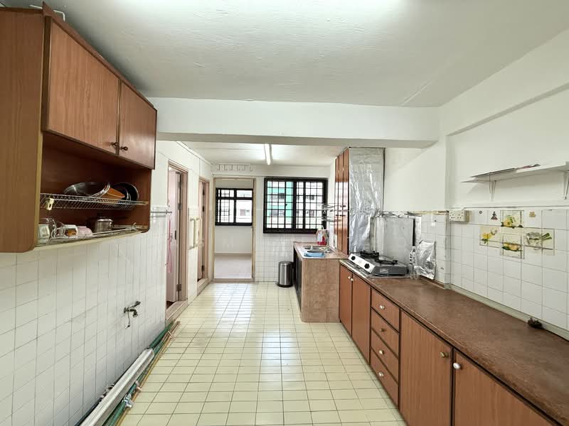 17 Marsiling Lane HDB Flat For Sale at S$ 390,000 | PropertyGuru Singapore - Kitchen