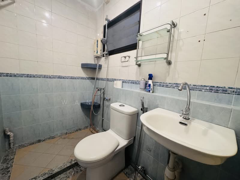 577 Hougang Avenue 4, 577 Hougang Avenue 4, 5 Bedrooms, 1,507 sqft, HDB Flat For Sale, by Wan Jie Tay, 500090264 - Bathroom - PropertyGuru.com.sg