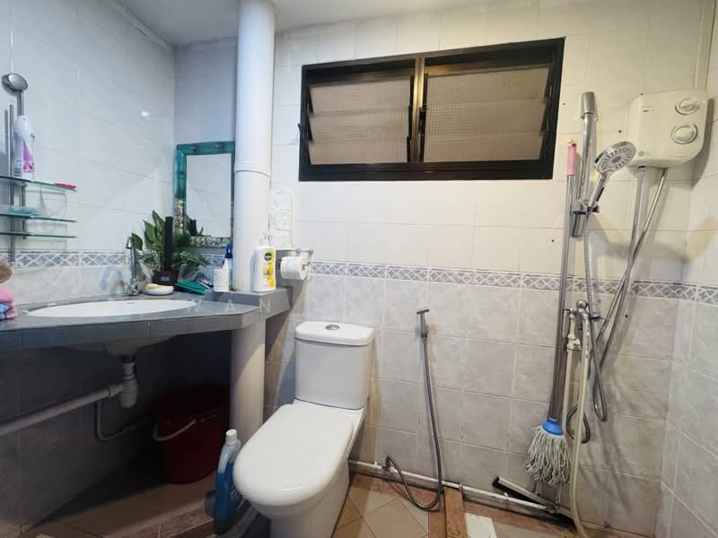 577 Hougang Avenue 4, 577 Hougang Avenue 4, 5 Bedrooms, 1,507 sqft, HDB Flat For Sale, by Wan Jie Tay, 500090264 - Bathroom - PropertyGuru.com.sg