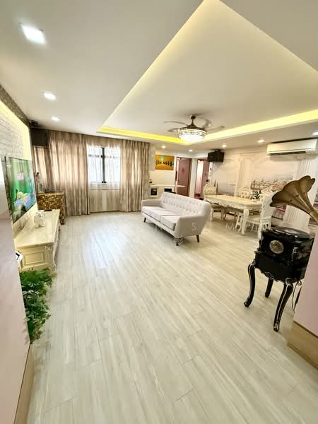 261B Sengkang East Way HDB Flat For Sale at S$ 799,000 | PropertyGuru Singapore - Living Room