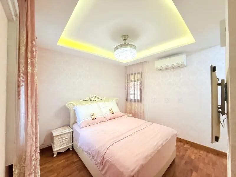 261B Sengkang East Way HDB Flat For Sale at S$ 799,000 | PropertyGuru Singapore - Master Bedroom