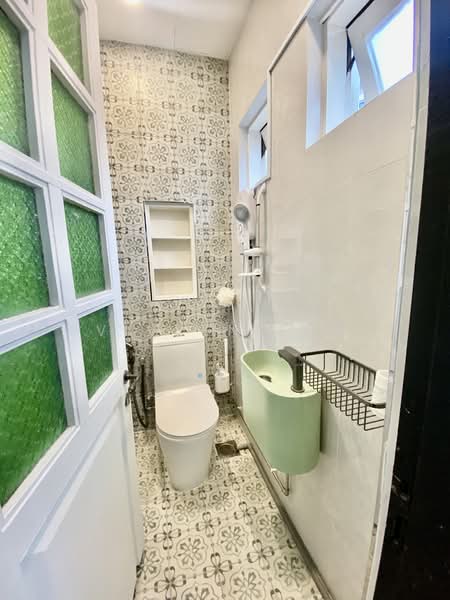 NAIL SPA MEDICURE PEDICURE AND BEAUTY SALON FOR TAKEOVER AT BOAT QUAY, Boat Quay, 1,000 sqft, Shop / Shophouse For Rent, by Viveen Leo, 500090305 - Bathroom - CommercialGuru.com.sg