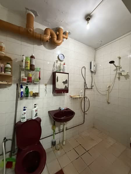 354 Kang Ching Road HDB Flat For Sale at S$ 560,000 | PropertyGuru Singapore - Bathroom