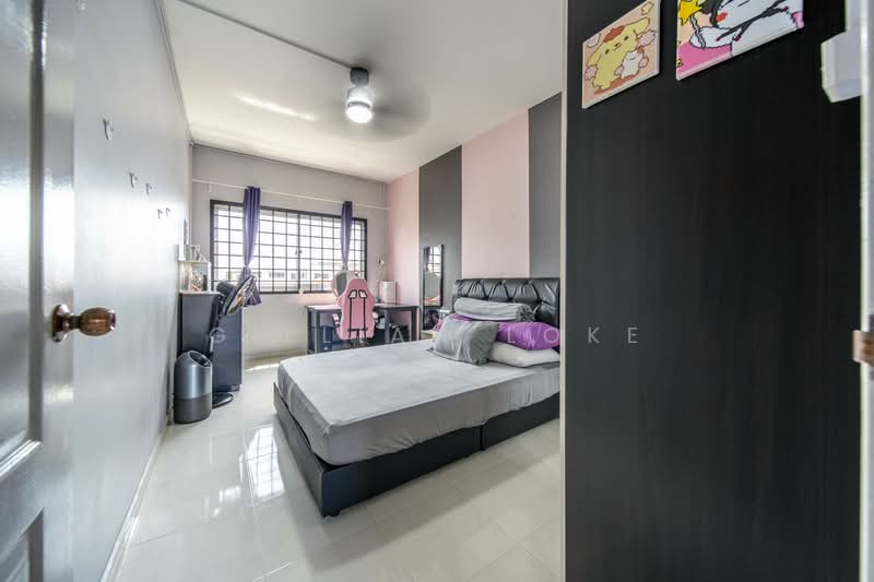 745 Jurong West Street 73 HDB Flat For Sale at S$ 700,000 | PropertyGuru Singapore - Bedroom