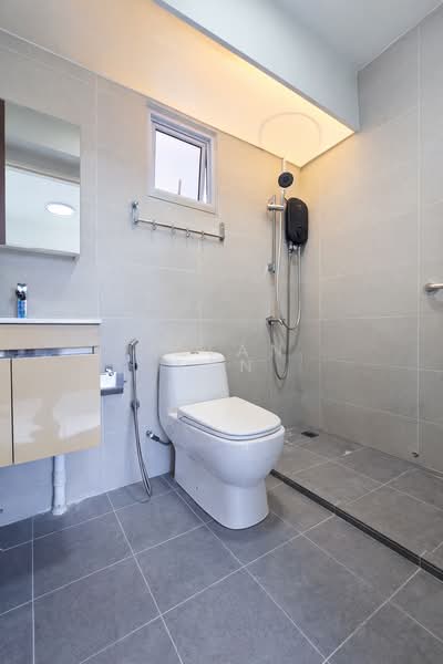 20 Teban Gardens Road HDB Flat For Sale at S$ 475,000 | PropertyGuru Singapore - Bathroom