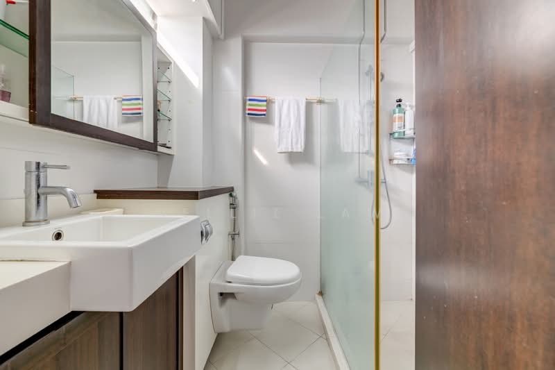 888A Tampines Street 81 HDB Flat For Sale at S$ 670,000 | PropertyGuru Singapore - Bathroom
