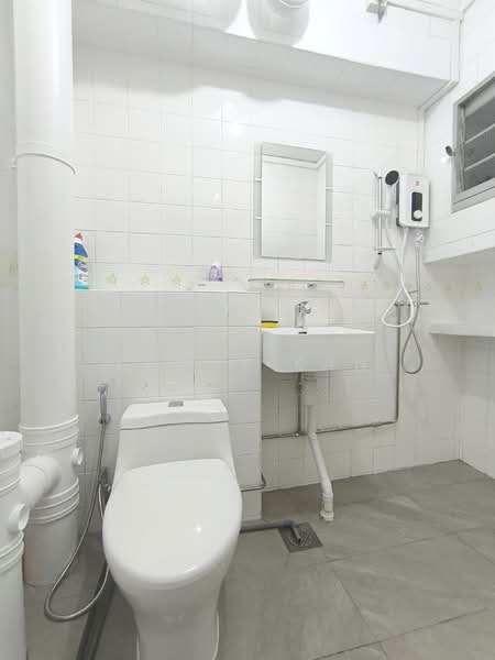 346 Tampines Street 33, 346 Tampines Street 33, 3 Bedrooms, 1,152 sqft, HDB Flat For Rent, by Kenny Kan, 500090344 - Bathroom - PropertyGuru.com.sg