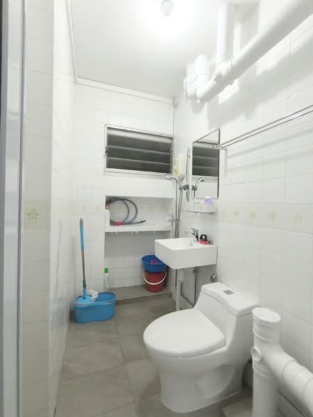 346 Tampines Street 33, 346 Tampines Street 33, 3 Bedrooms, 1,152 sqft, HDB Flat For Rent, by Kenny Kan, 500090344 - Bathroom - PropertyGuru.com.sg