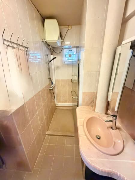 522 Hougang Avenue 6 HDB Flat For Sale at S$ 1,380,000 | PropertyGuru Singapore - Bathroom