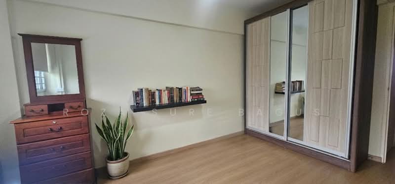 Spacious bedroom wtih dressing table