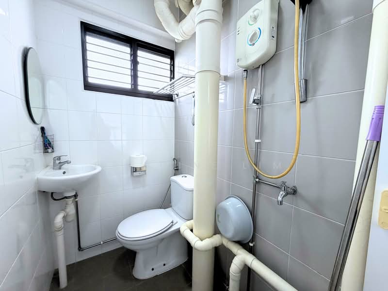 276 Yishun Street 22 HDB Flat For Sale at S$ 589,988 | PropertyGuru Singapore - Bathroom