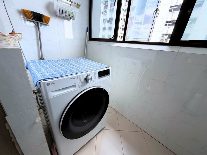 276 Yishun Street 22 HDB Flat For Sale at S$ 589,988 | PropertyGuru Singapore - Balcony