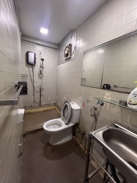 Textile Centre, 200 Jalan Sultan, 883 sqft, Office For Rent, by Delia Woo Pei Yin, 500090405 - Bathroom - CommercialGuru.com.sg