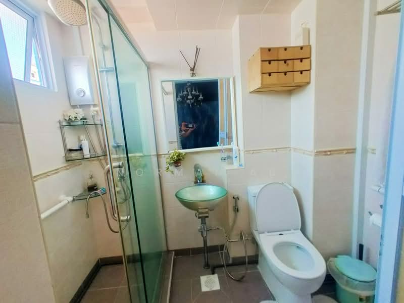 124 Pasir Ris Street 11, 124 Pasir Ris Street 11, 3 Bedrooms, 1,109 sqft, HDB Flat For Rent, by Norman AB, 500090415 - Bathroom - PropertyGuru.com.sg