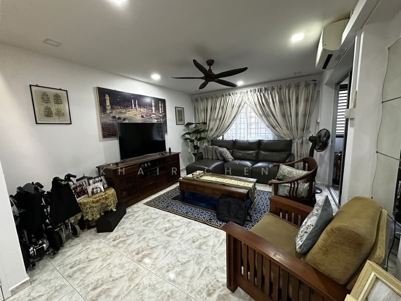 235 Choa Chu Kang Central HDB Flat For Sale at S$ 880,000 | PropertyGuru Singapore - Living Room