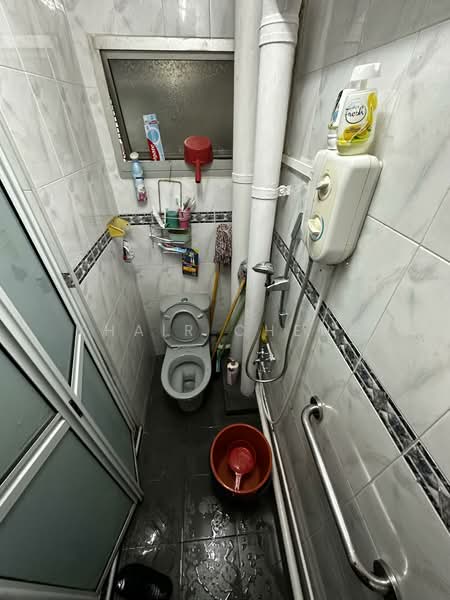 235 Choa Chu Kang Central HDB Flat For Sale at S$ 880,000 | PropertyGuru Singapore - Bathroom