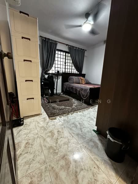 235 Choa Chu Kang Central HDB Flat For Sale at S$ 880,000 | PropertyGuru Singapore - Bedroom